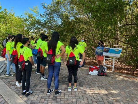 Jóvenes del campamento de verano STEM de la UAGM visitan la Laguna del Condado
