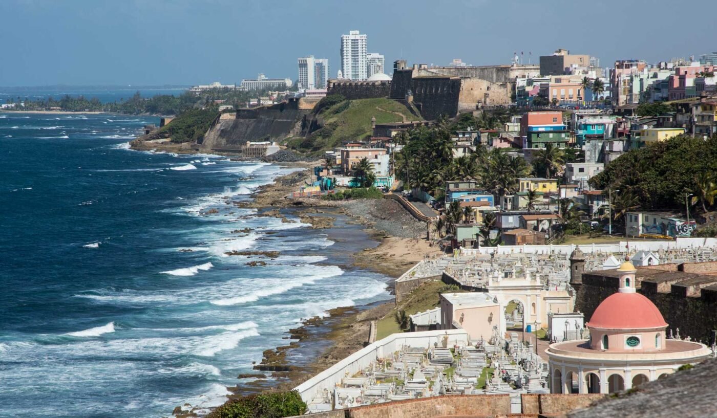 Vista aérea del paisaje urbano del Viejo San Juan y la playa, Puerto Rico.